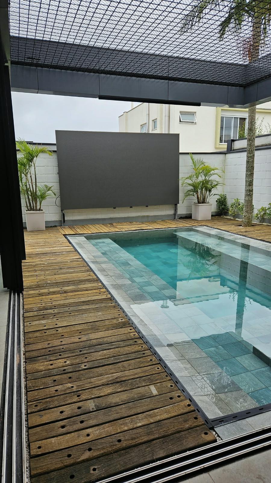 Piscina e deck em madeira de demolição