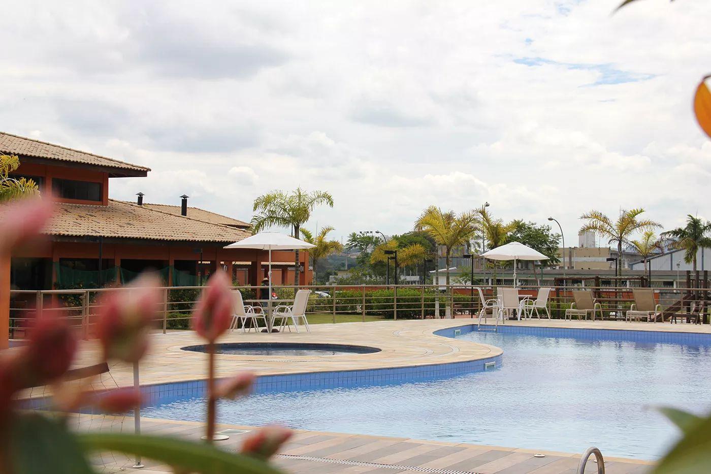 Piscina e deck das áreas comuns do condomínio